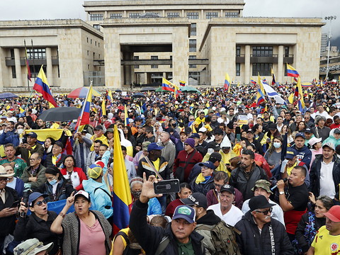 Des centaines de milliers de Colombiens manifestent contre Petro