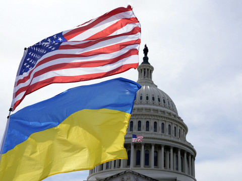 Biden promulgue un grand plan américain d'aide à l'Ukraine