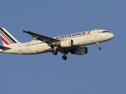 Contrôleurs aériens en France: un syndicat lève le préavis de grève