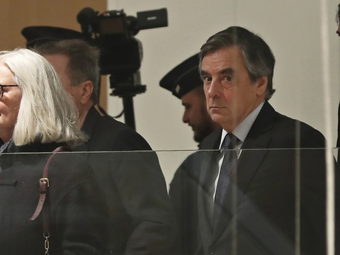 Emplois fictifs: François Fillon définitivement coupable