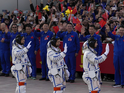 La Chine envoie sa mission spatiale Shenzhou-18