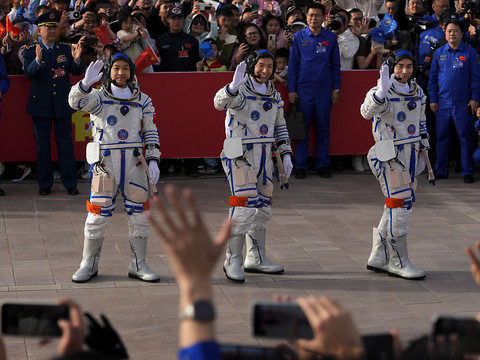 Arrimage d'un vaisseau spatial chinois à la station Tiangong