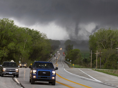 D'impressionnantes tornades frappent le centre des Etats-Unis