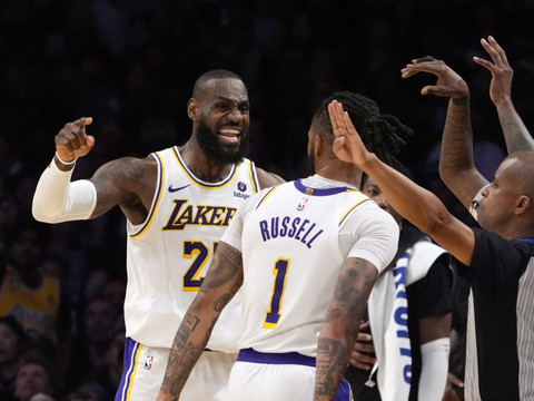 Les Lakers battent enfin les Nuggets