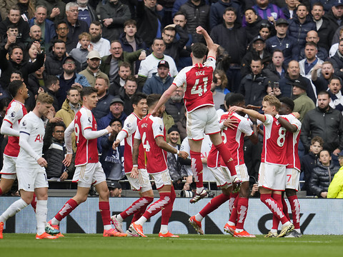 City se maintient dans le sillage d'Arsenal