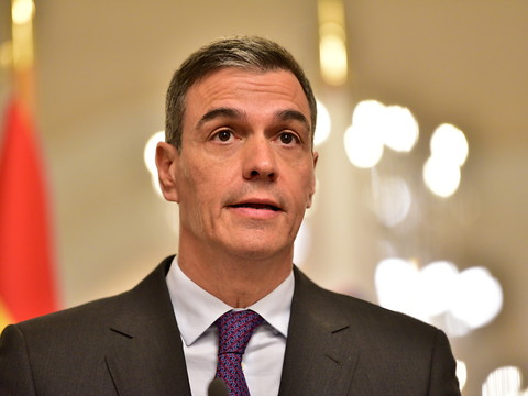 Le Premier ministre Pedro Sánchez décide de rester au pouvoir