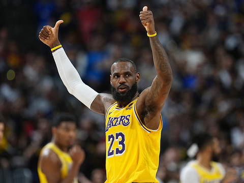 Eliminé, LeBron James reste flou sur son avenir à 39 ans