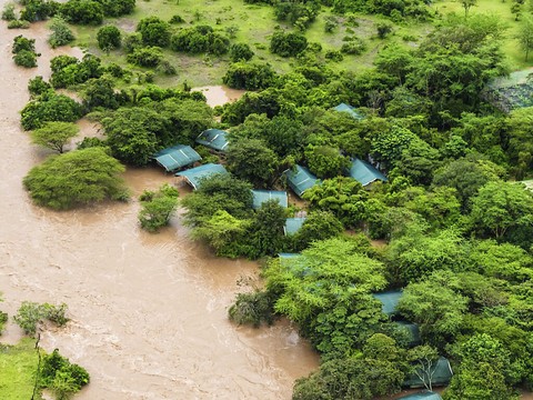 Des dizaines de touristes bloqués par des inondations