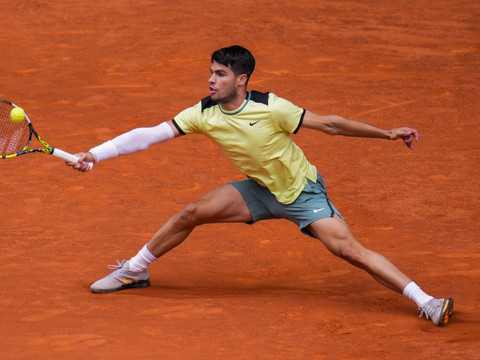 Alcaraz, double tenant du titre, battu en quarts par Rublev