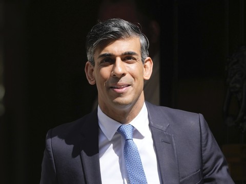 Portés par les élections locales, le Labour exige des législatives