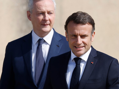La voiture de Bruno Le Maire heurte un cycliste ayant grillé un feu