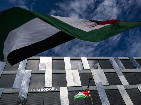 Un rassemblement sur le campus devant le bâtiment occupé