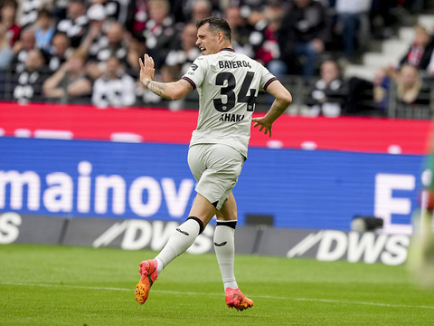 Granit Xhaka marque et Leverkusen reste invaincu