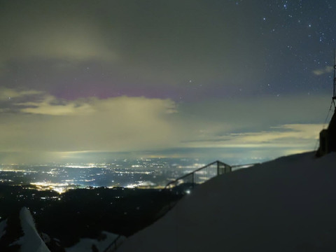 Des aurores boréales dans le ciel nocturne suisse