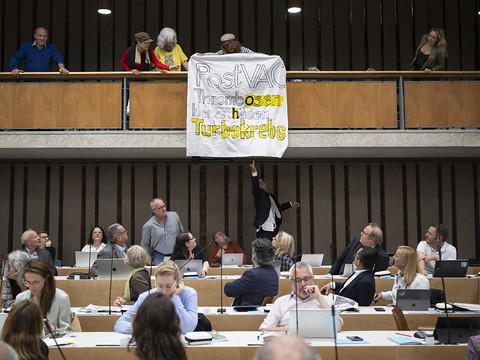 Des opposants aux vaccins manifestent au parlement zurichois