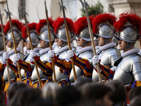 Trente-quatre nouveaux gardes suisses prêtent serment à Rome