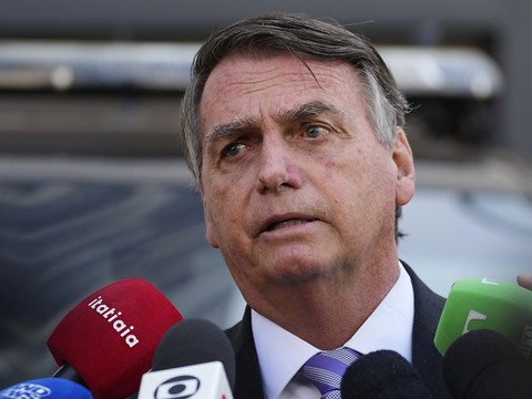 L'ex-président Bolsonaro transféré à l'hôpital à Sao Paulo