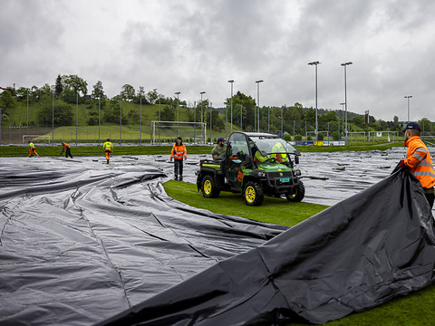 Terrains de foot bâchés à Kloten (ZH) contre le scarabée japonais