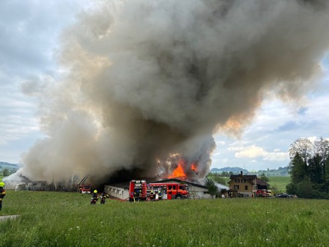 Gros incendie dans une importante porcherie à Gossau (SG)