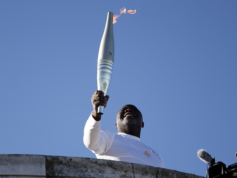 Basile Boli entame le relais de la flamme olympique à Marseille