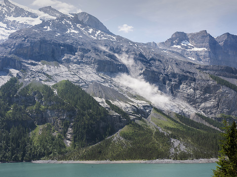 Un mort et quatre blessés dans une avalanche à Kandersteg (BE)