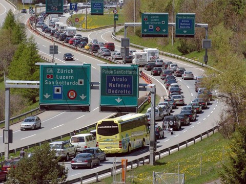 Bouchon des retours au portail sud du tunnel du Gothard