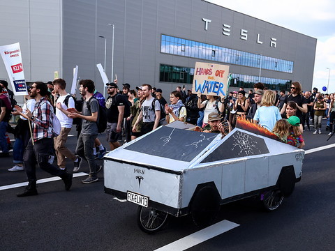 Des écologistes manifestent contre l'usine Tesla près de Berlin