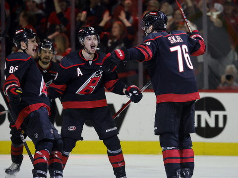Brady Skjei marque le but de l'espoir