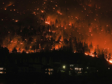 Des milliers de personnes évacuées en raison des feux de forêt