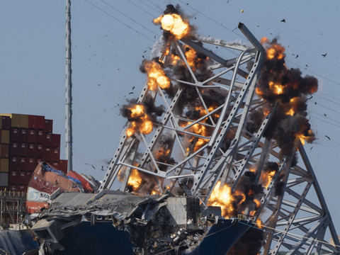 Un morceau du pont effondré de Baltimore détruit à l'explosif