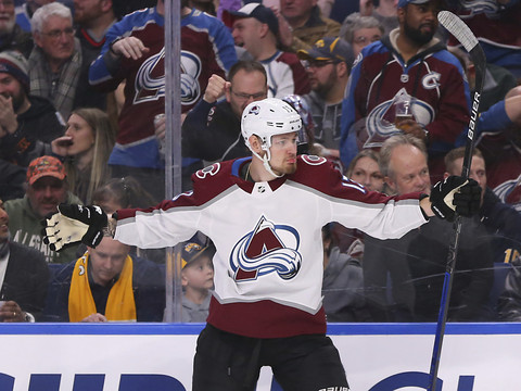 Colorado perd son meilleur buteur, suspendu six mois