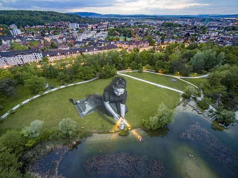 Fresque géante de Saype à Zurich pour le sauvetage en Méditerrannée