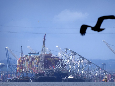 Le porte-conteneurs du pont de Baltimore renfloué et remorqué