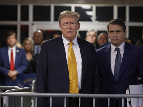 Trump renonce à témoigner à son procès, où les débats s'achèvent