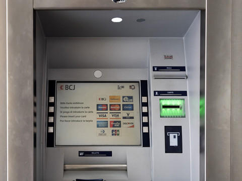 La BCJ ferme des bancomats et des agences