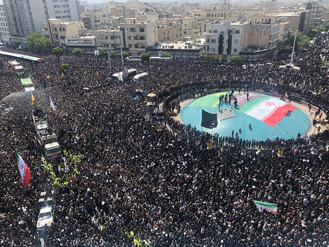 Foule immense à Téhéran pour les funérailles du président Raïssi