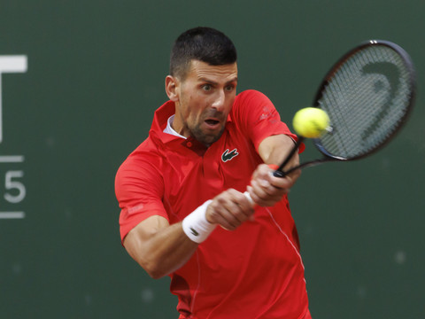 Djokovic passe en deux sets, malgré la pluie
