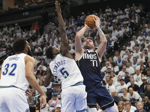 Doncic et Dallas prennent les devants