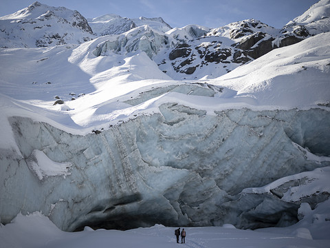 Les glaciers suisses recouverts d'un épais manteau neigeux