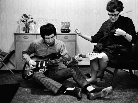 Une guitare du bassiste des Who mise aux enchères à Lyon