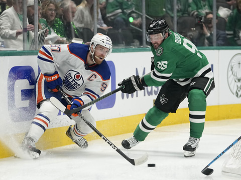 Connor McDavid offre un premier succès aux Oilers