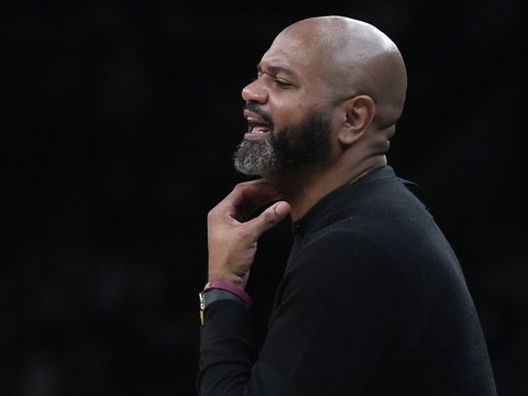 Cleveland limoge son entraîneur J.B. Bickerstaff