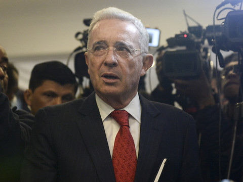Uribe accusé formellement de fraude et subornation de témoins