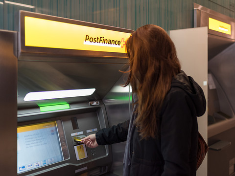 La Poste veut un réseau unique de distributeurs automatiques