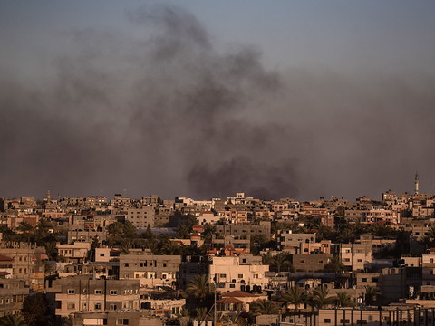 Israël bombarde la bande de Gaza, les efforts internationaux s'intensifient en vue d'une trêve