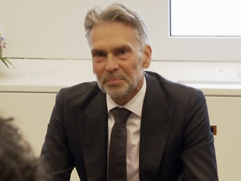 Pays-Bas: la coalition désigne un ex-chef du renseignement pour former un gouvernement