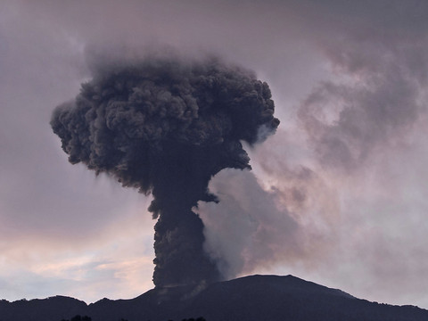 Indonésie: le volcan Marapi rejette des cendres à 2 km de hauteur