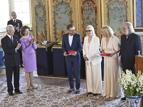 Un ordre royal suédois décerné aux membres du groupe Abba
