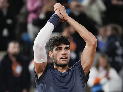Alcaraz plus solide que Korda et en huitièmes de finale