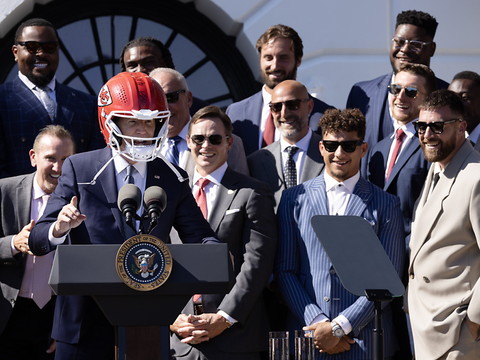 Biden reçoit les champions du Super Bowl, un casque sur la tête